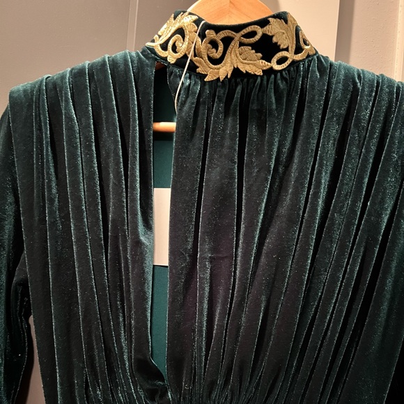 Green velvet gown floor length (for some) - Picture 4 of 6